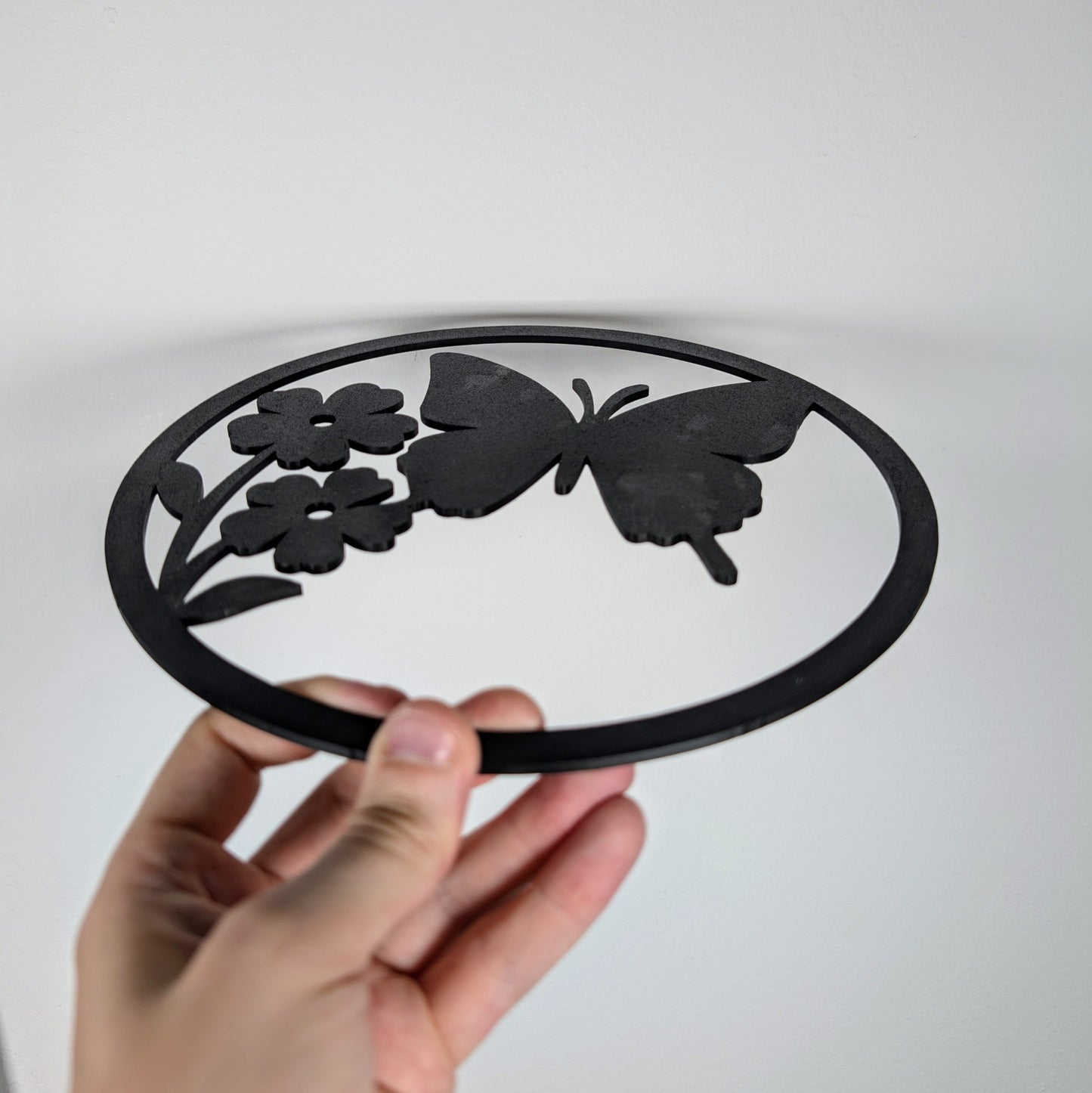 Butterfly & Flowers Wall Art – Nature Scene Décor | 22cm Round Lightweight Floral Wall Hanging | Elegant Insect Garden Decoration | 3D Printed