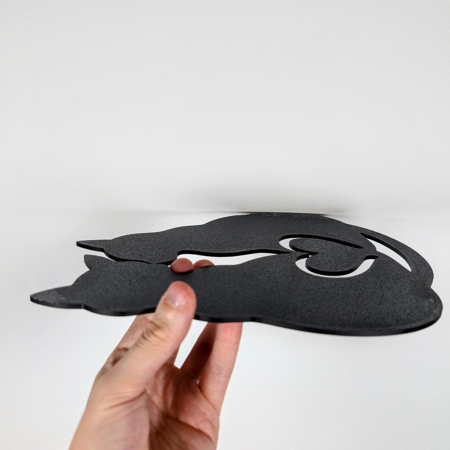 Cats in Love Wall Art – Heart Tails Design | 22cm Round Lightweight Cat Lover Décor | Romantic Feline Wall Hanging | 3D Printed