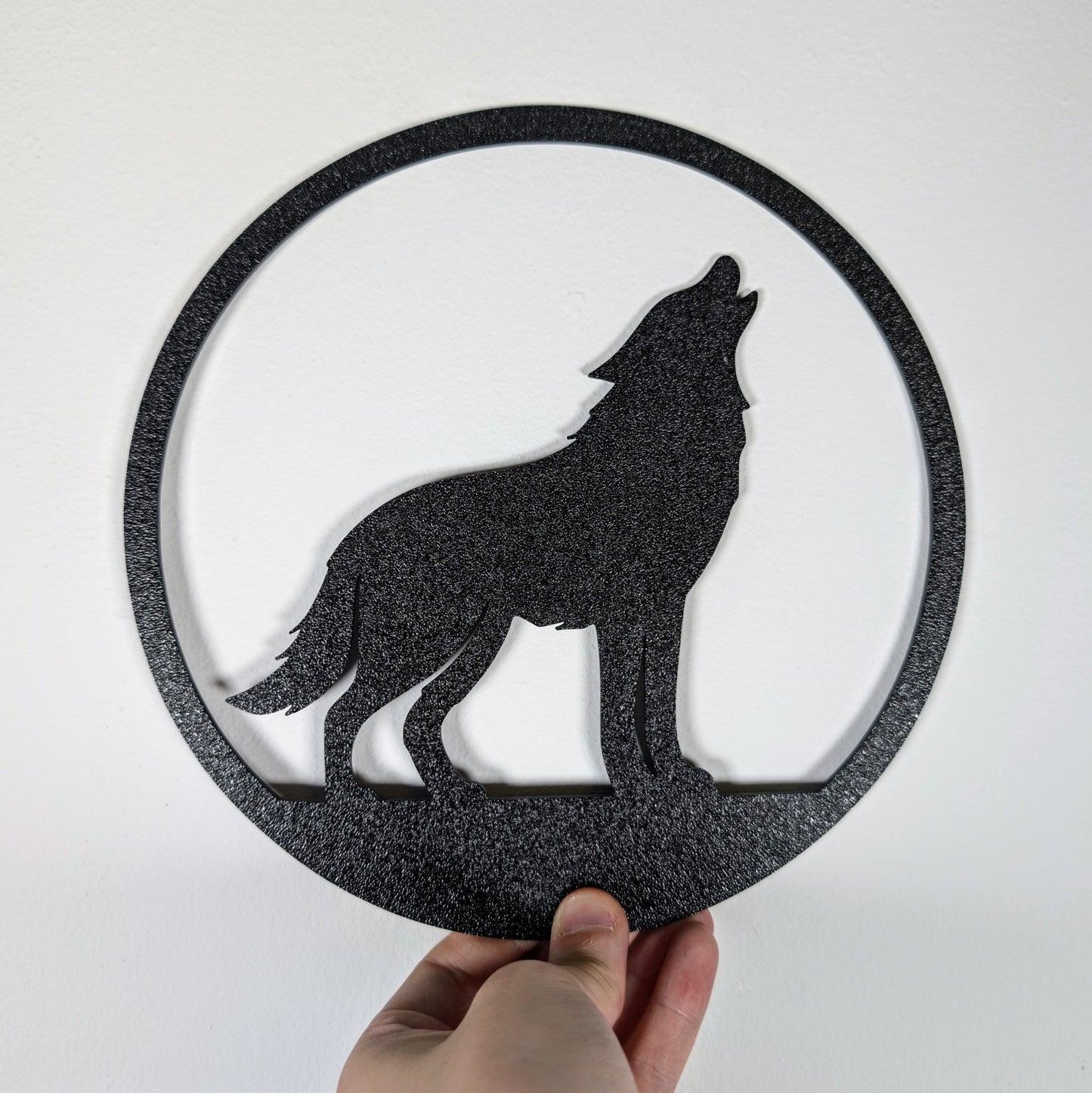 Howling Wolf Wall Art – Moonlit Wilderness Scene | 22cm Round Lightweight Nature Décor | Wild Animal Wall Hanging | 3D Printed