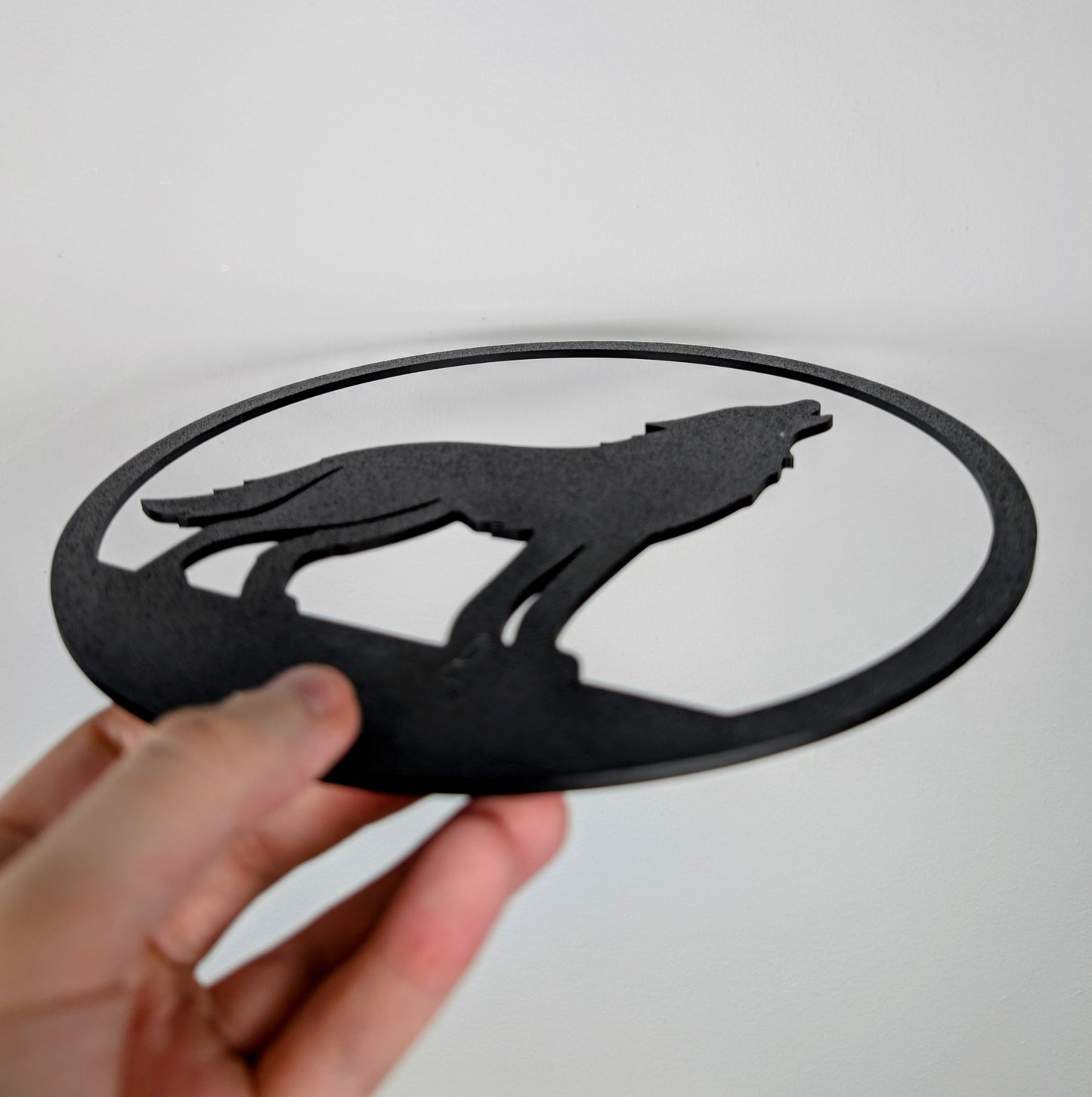 Howling Wolf Wall Art – Moonlit Wilderness Scene | 22cm Round Lightweight Nature Décor | Wild Animal Wall Hanging | 3D Printed