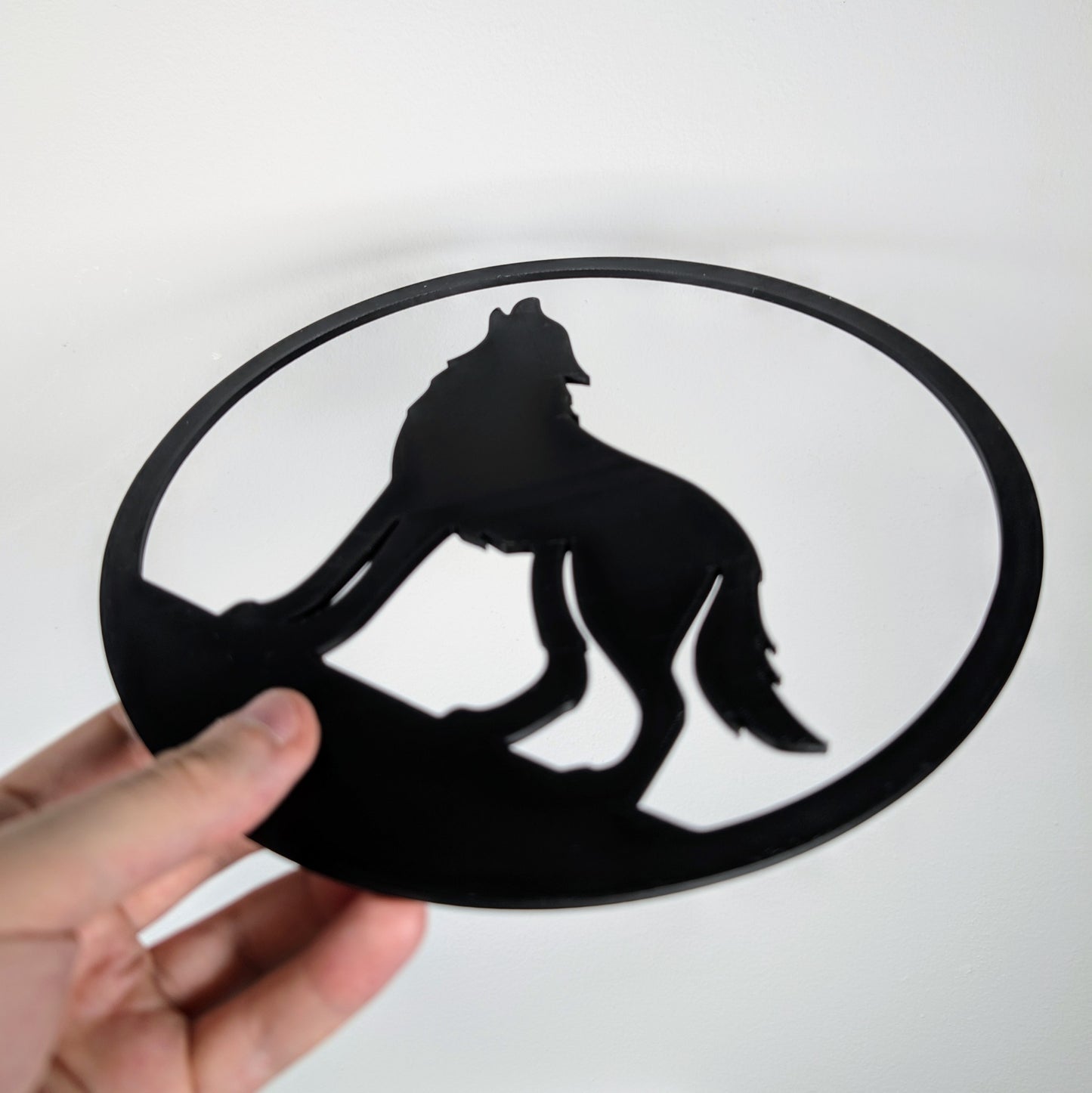 Howling Wolf Wall Art – Moonlit Wilderness Scene | 22cm Round Lightweight Nature Décor | Wild Animal Wall Hanging | 3D Printed