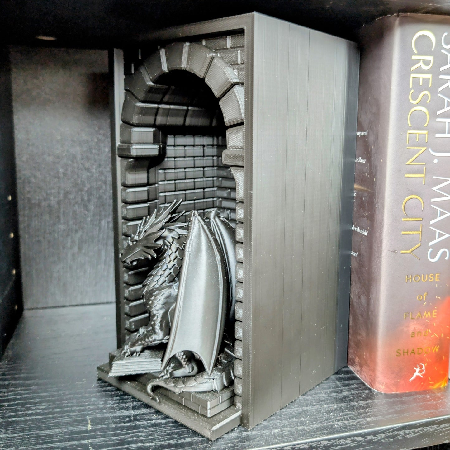 Dragon Book Nook | 3D Printed Bookshelf Insert | Black Gothic Fantasy Décor | Dragon with Books | Magical Bookshelf Accessory | DnD Book Nook Décor